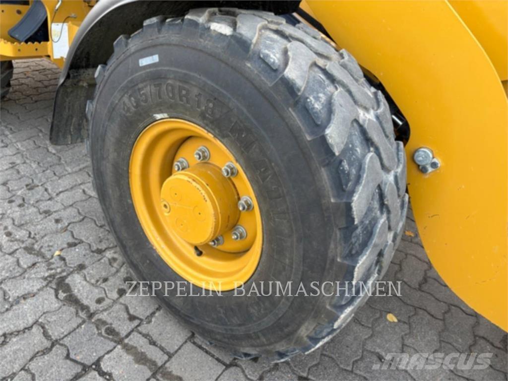 CAT 906M Gumikerekes homlokrakodók