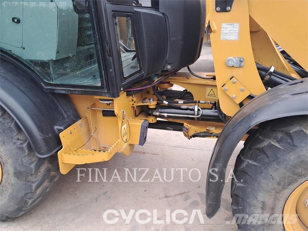 CAT 906M Gumikerekes homlokrakodók