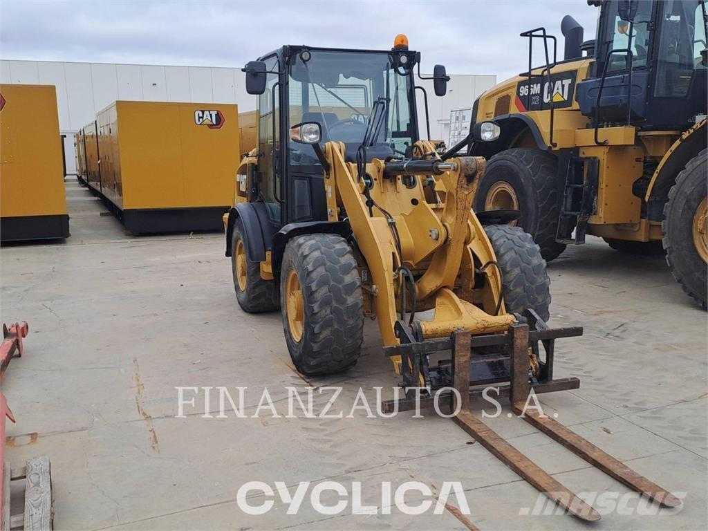 CAT 906M Gumikerekes homlokrakodók
