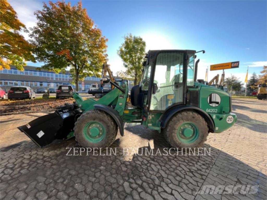 CAT 906M Gumikerekes homlokrakodók