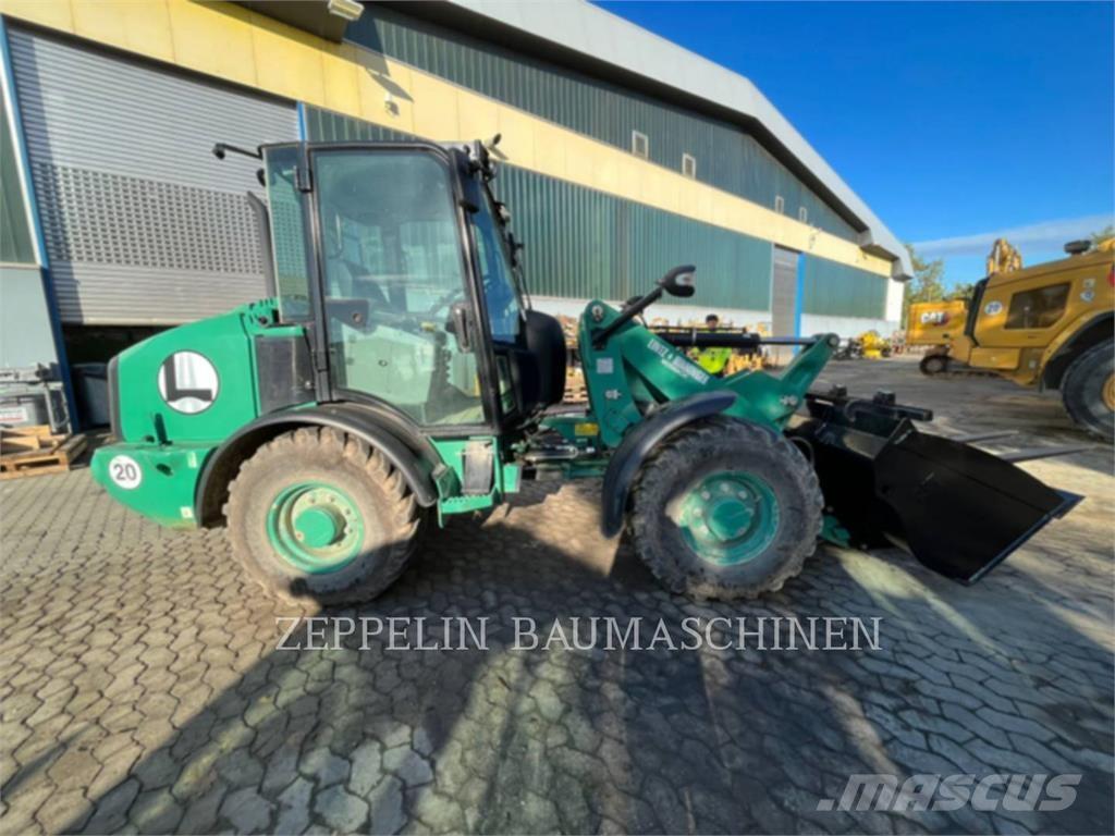 CAT 906M Gumikerekes homlokrakodók