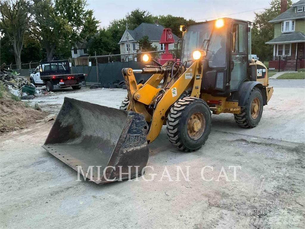 CAT 906M AR Gumikerekes homlokrakodók
