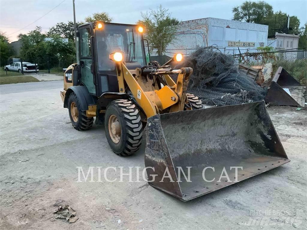 CAT 906M AR Gumikerekes homlokrakodók
