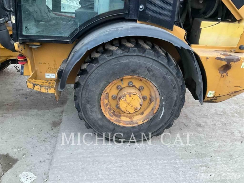 CAT 906M AR Gumikerekes homlokrakodók