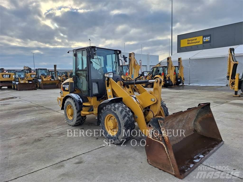 CAT 907M Gumikerekes homlokrakodók