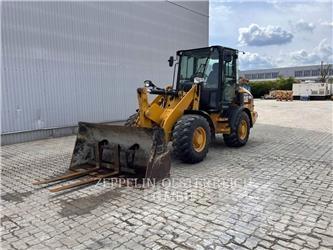 CAT 907M Gumikerekes homlokrakodók