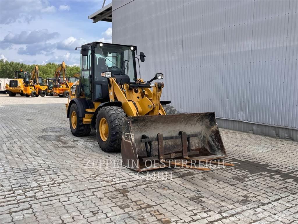 CAT 907M Gumikerekes homlokrakodók