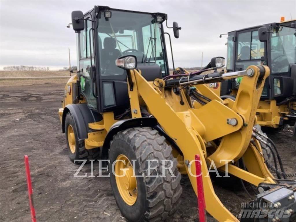 CAT 907M Gumikerekes homlokrakodók