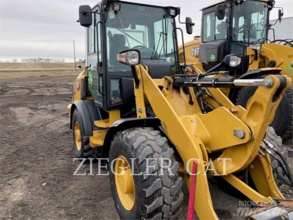 CAT 907M Gumikerekes homlokrakodók