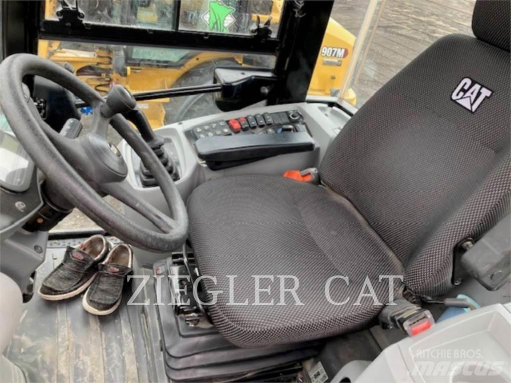 CAT 907M Gumikerekes homlokrakodók