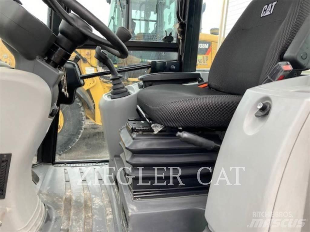 CAT 907M Gumikerekes homlokrakodók