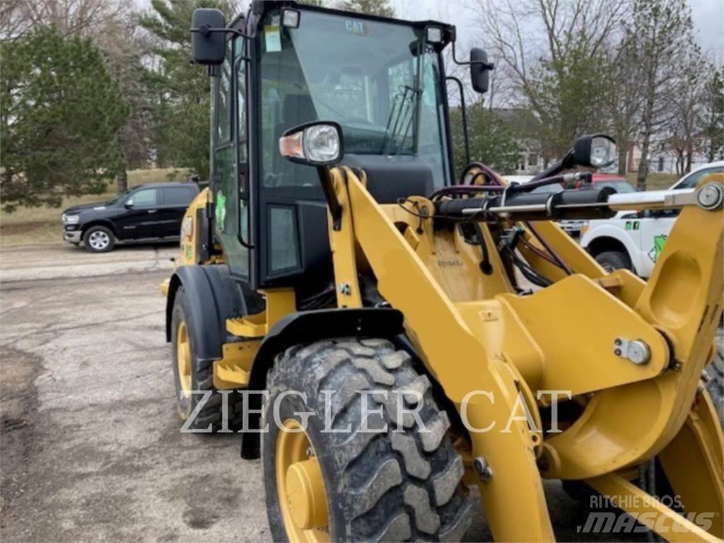 CAT 907M Gumikerekes homlokrakodók
