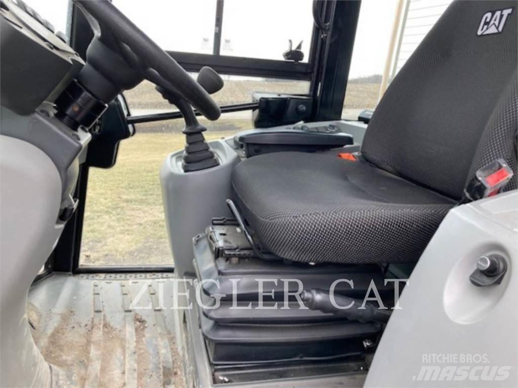 CAT 907M Gumikerekes homlokrakodók