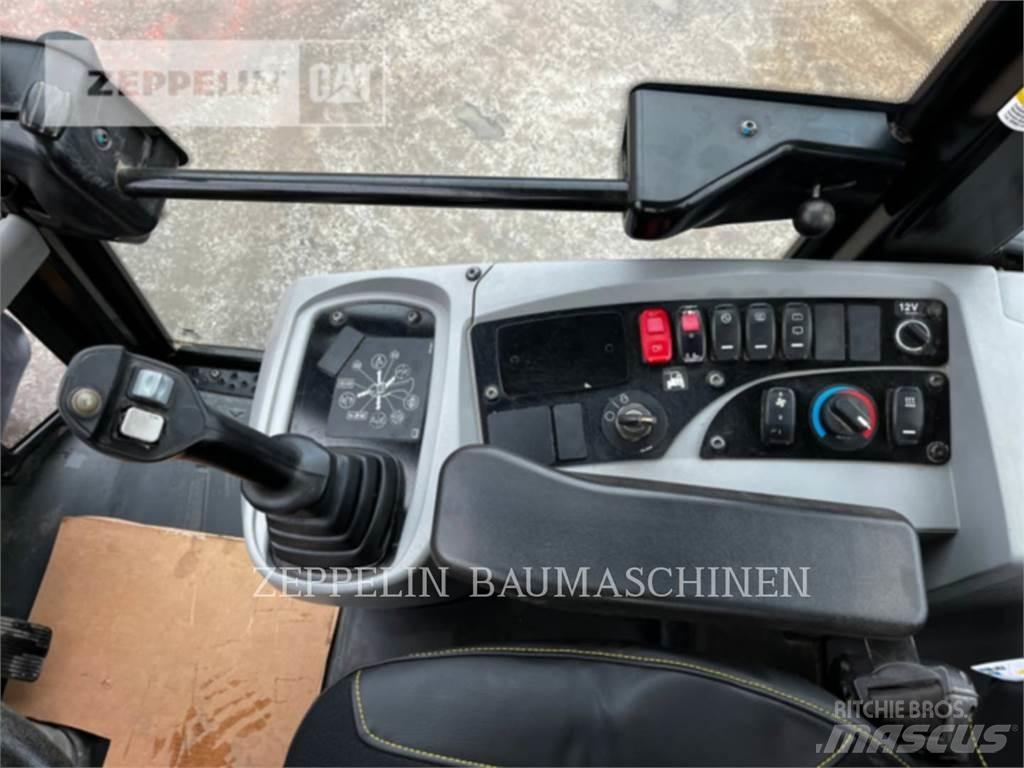 CAT 907M Gumikerekes homlokrakodók