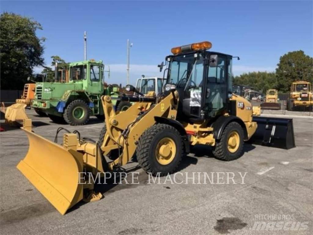 CAT 907M Gumikerekes homlokrakodók