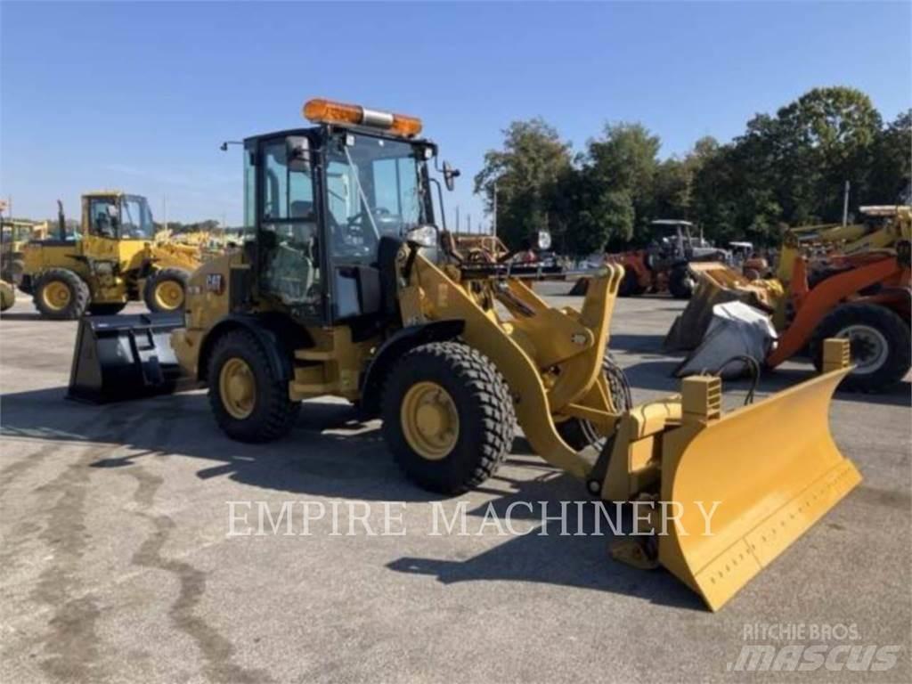 CAT 907M Gumikerekes homlokrakodók
