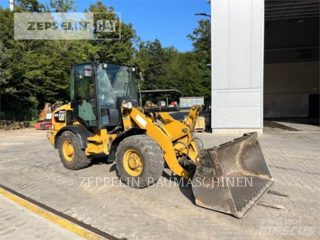 CAT 907M Gumikerekes homlokrakodók