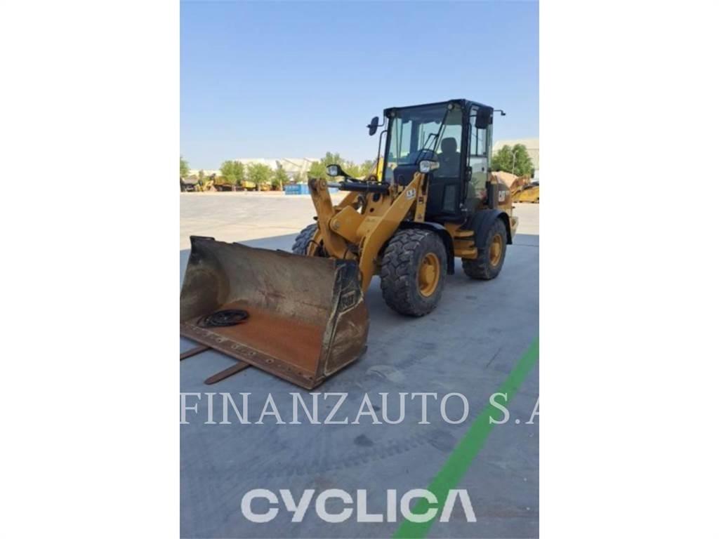 CAT 907M Gumikerekes homlokrakodók