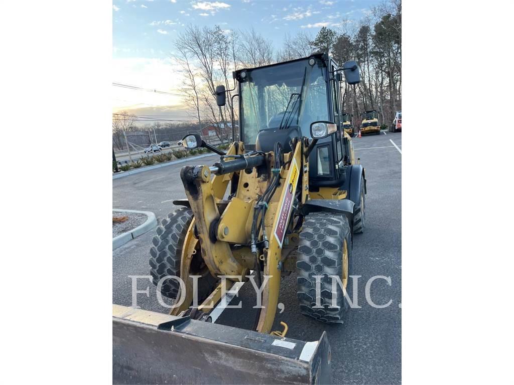 CAT 907M Gumikerekes homlokrakodók