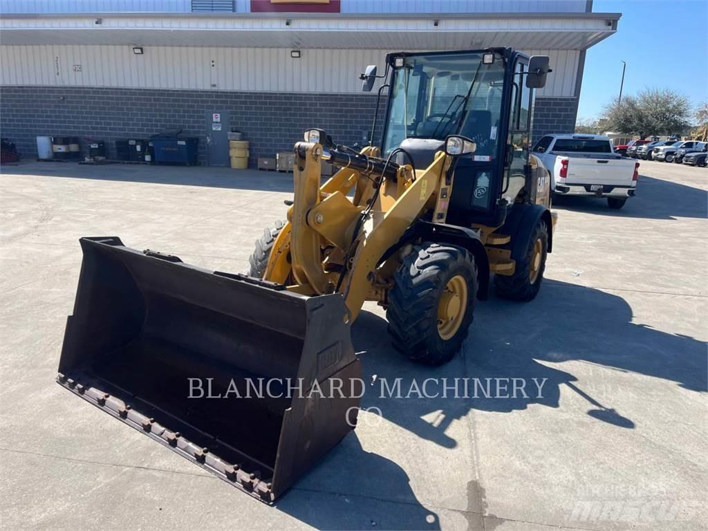 CAT 907M Gumikerekes homlokrakodók