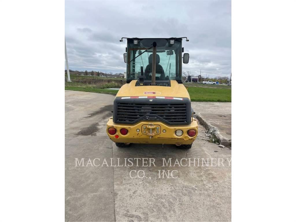 CAT 907M Gumikerekes homlokrakodók