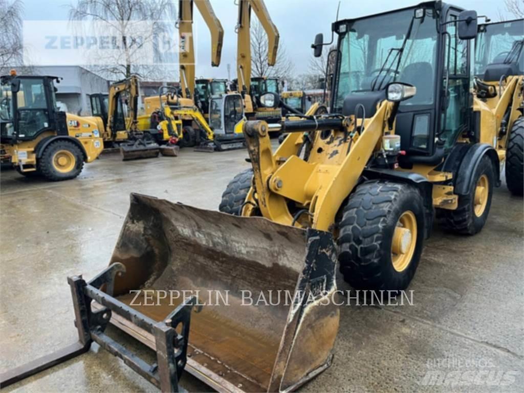 CAT 907M Gumikerekes homlokrakodók