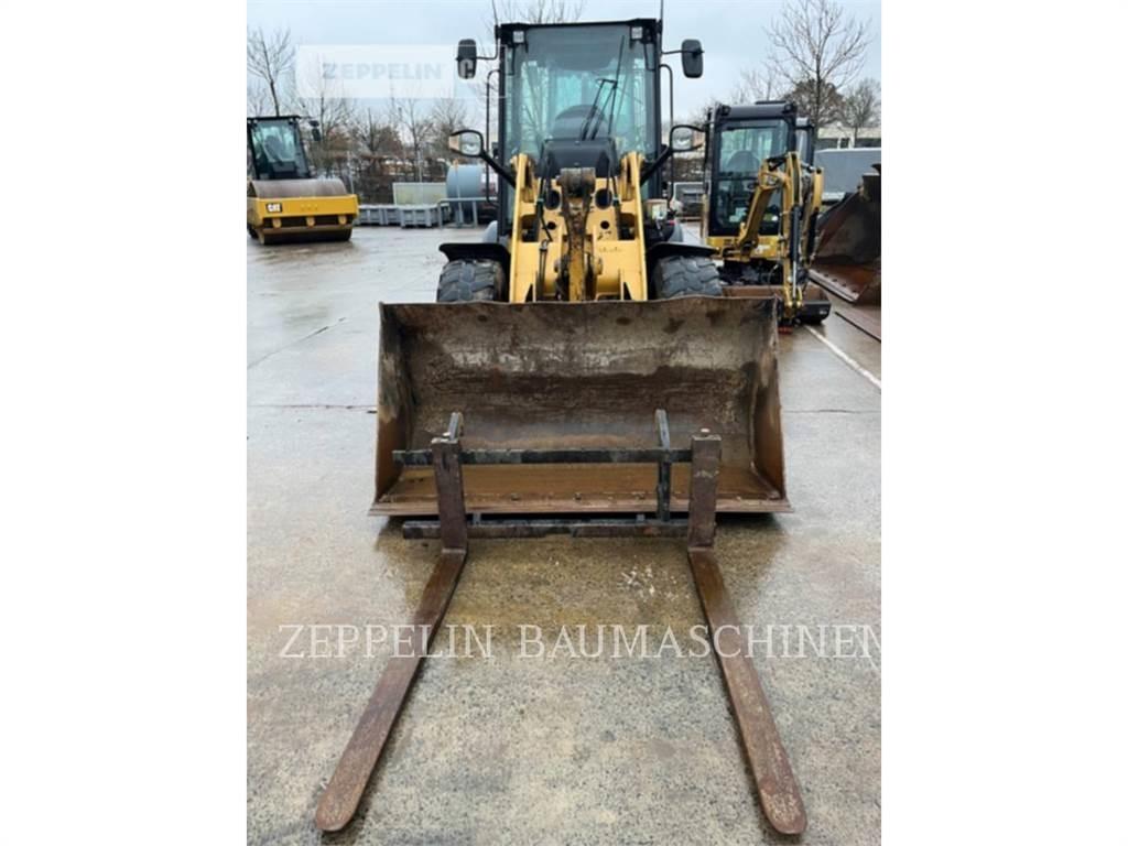 CAT 907M Gumikerekes homlokrakodók