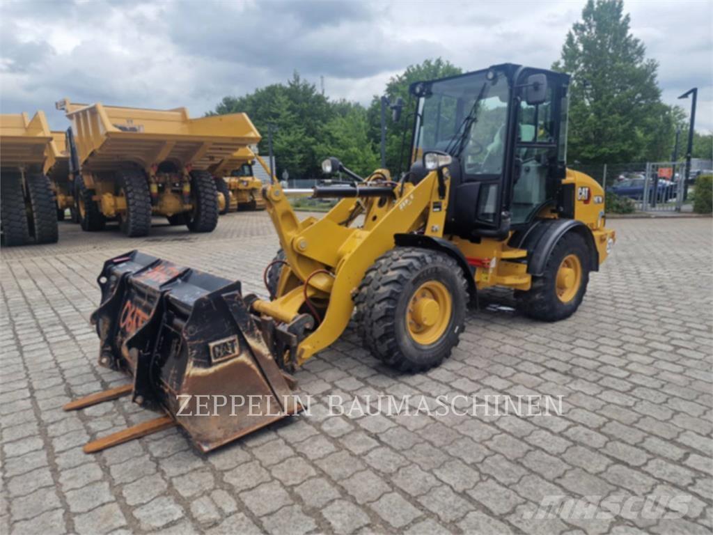 CAT 907M Gumikerekes homlokrakodók