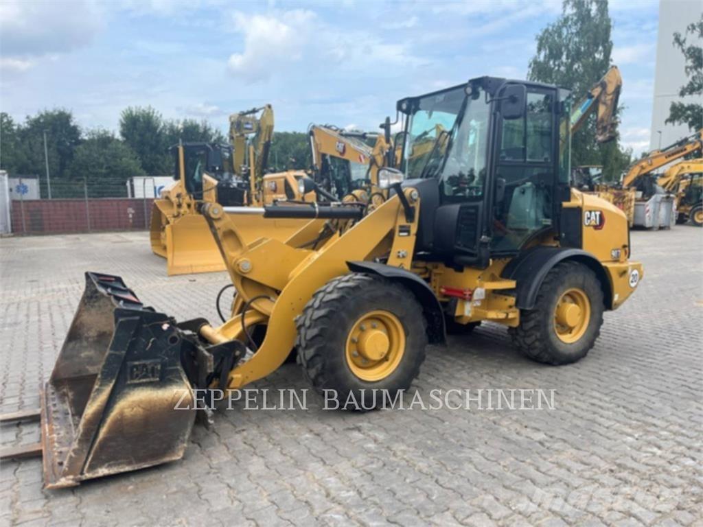 CAT 907M Gumikerekes homlokrakodók