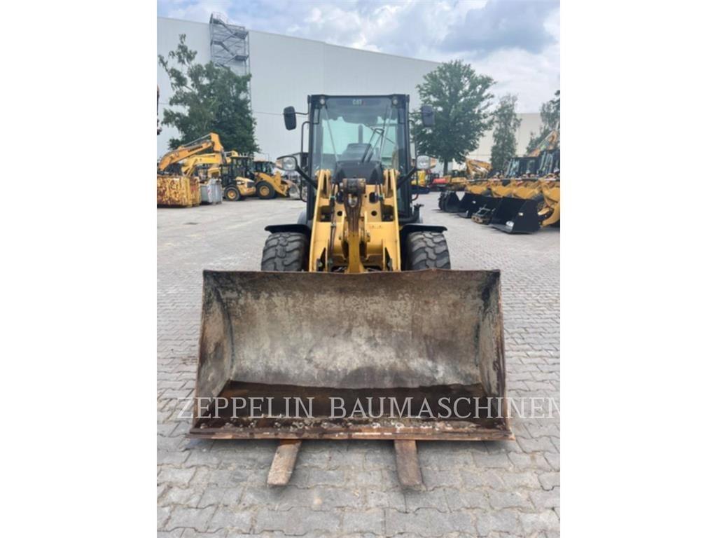 CAT 907M Gumikerekes homlokrakodók