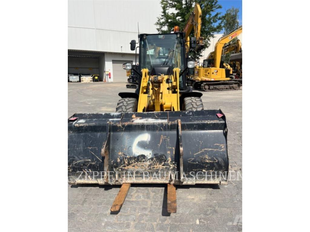 CAT 907M Gumikerekes homlokrakodók