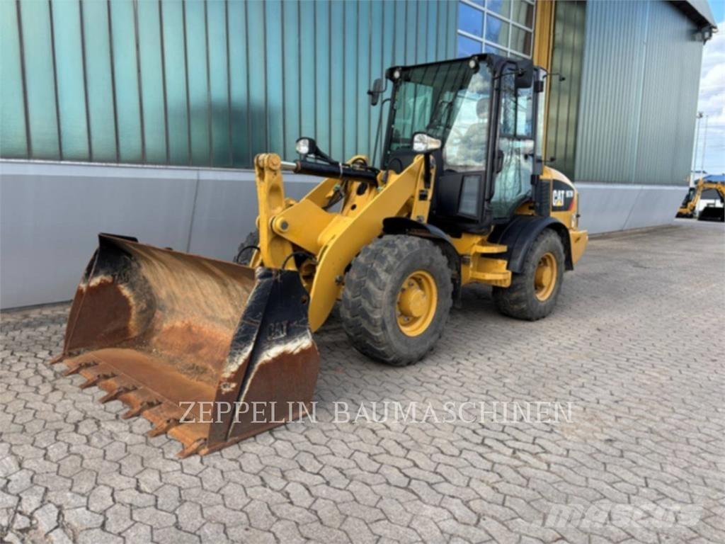 CAT 907M Gumikerekes homlokrakodók