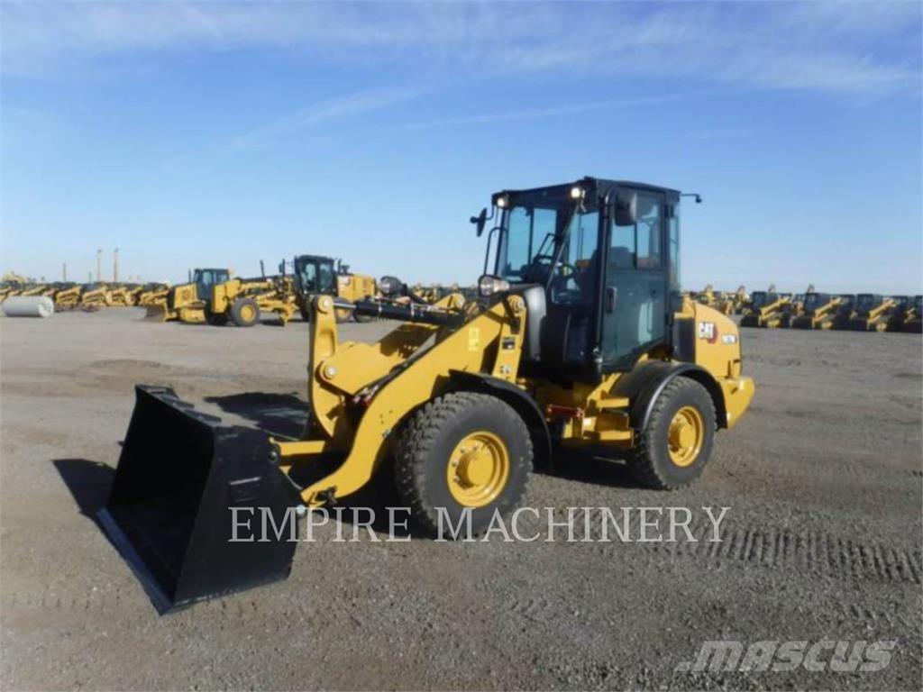 CAT 907M Gumikerekes homlokrakodók