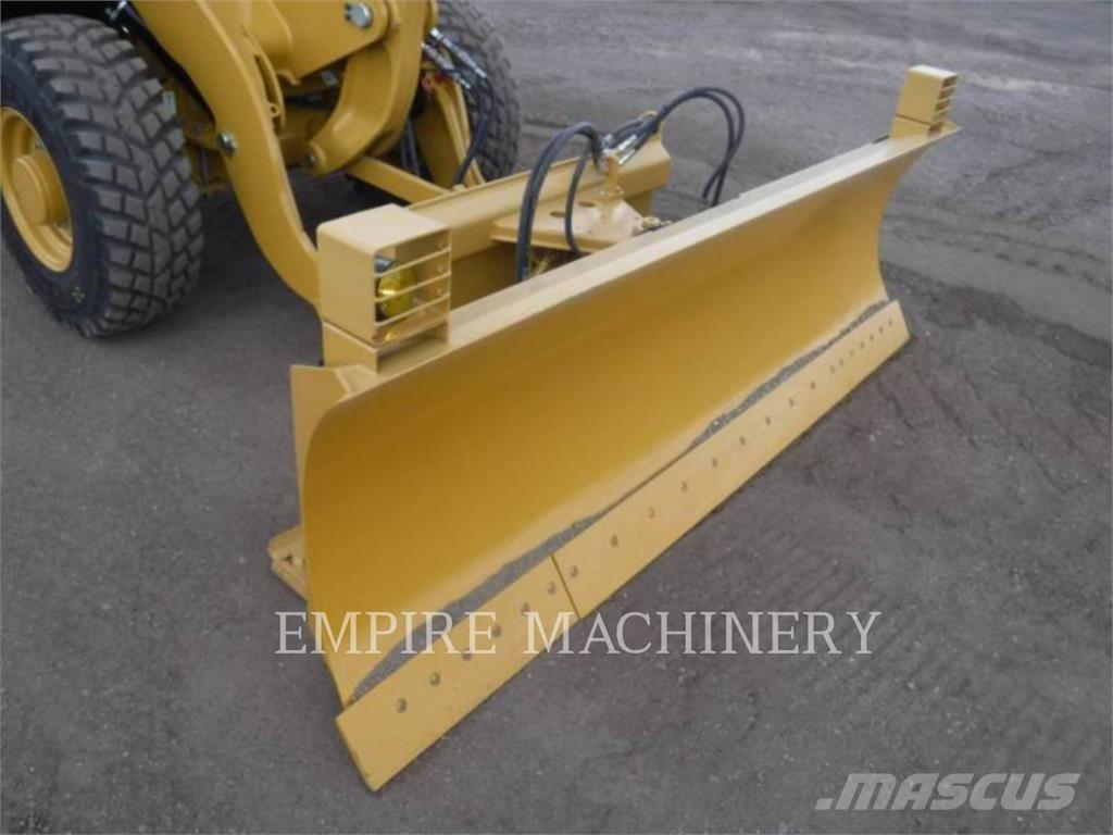 CAT 907M Gumikerekes homlokrakodók