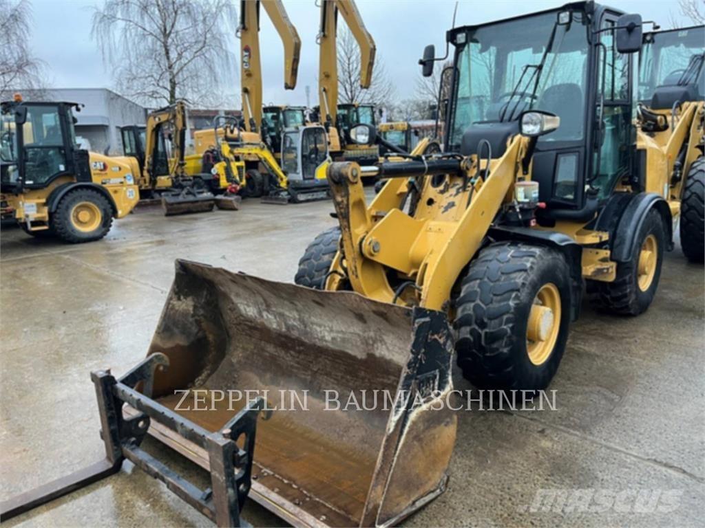 CAT 907M Gumikerekes homlokrakodók