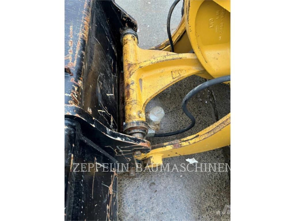 CAT 907M Gumikerekes homlokrakodók