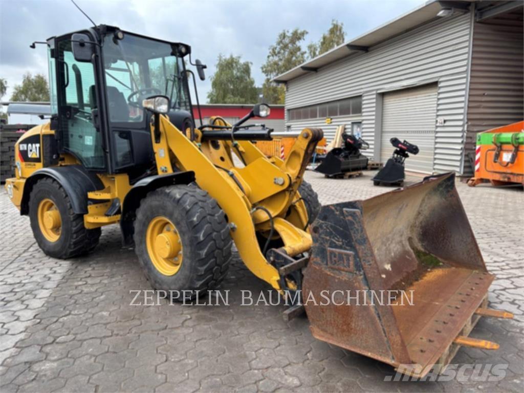 CAT 907M Gumikerekes homlokrakodók