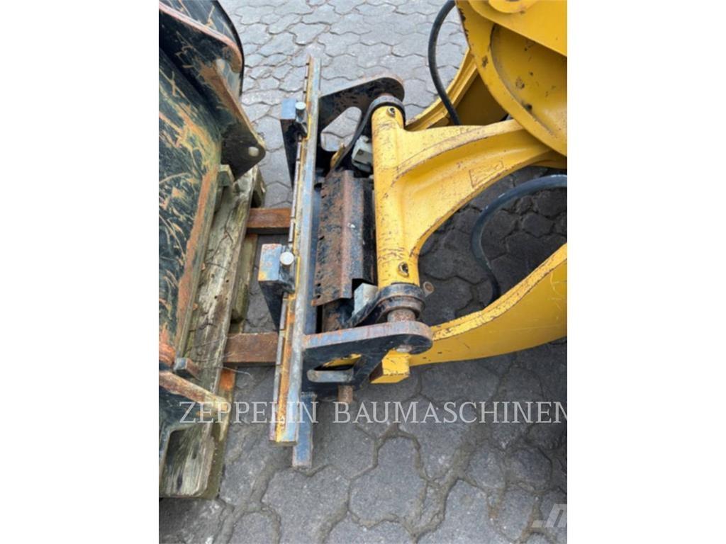 CAT 907M Gumikerekes homlokrakodók