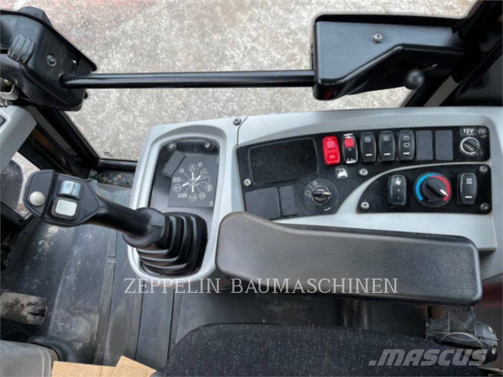 CAT 907M Gumikerekes homlokrakodók