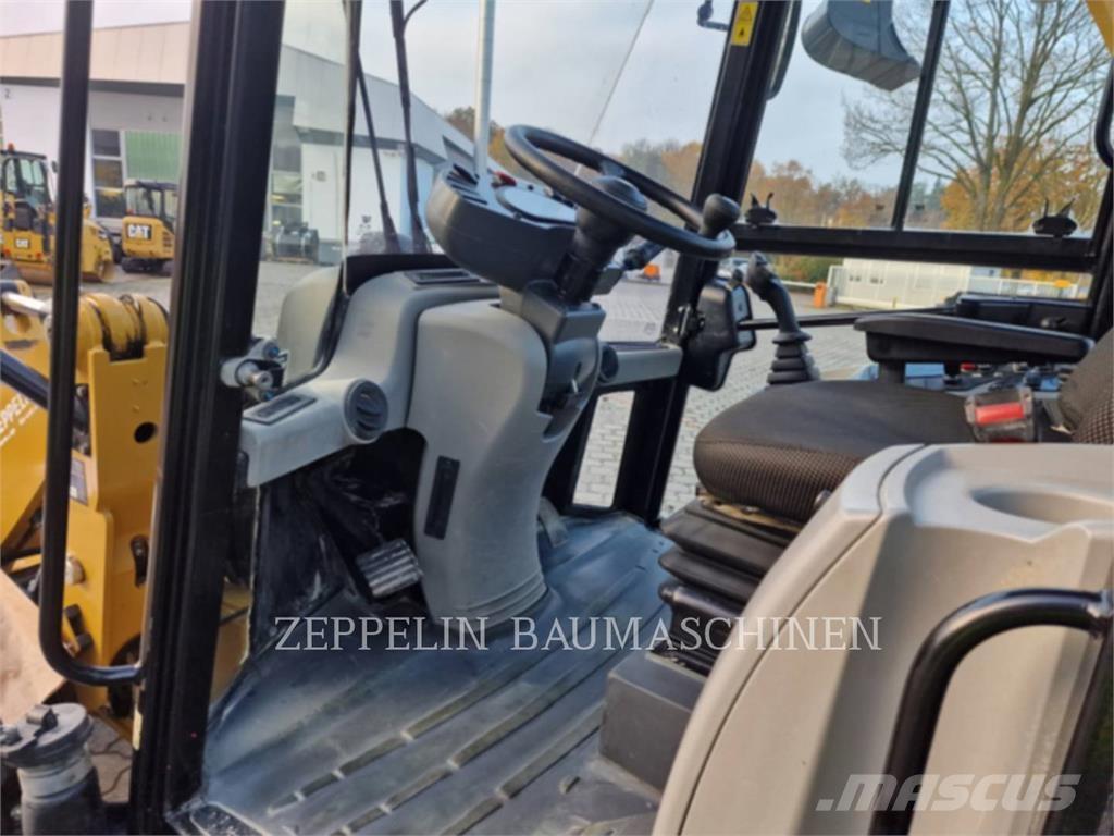 CAT 907M Gumikerekes homlokrakodók