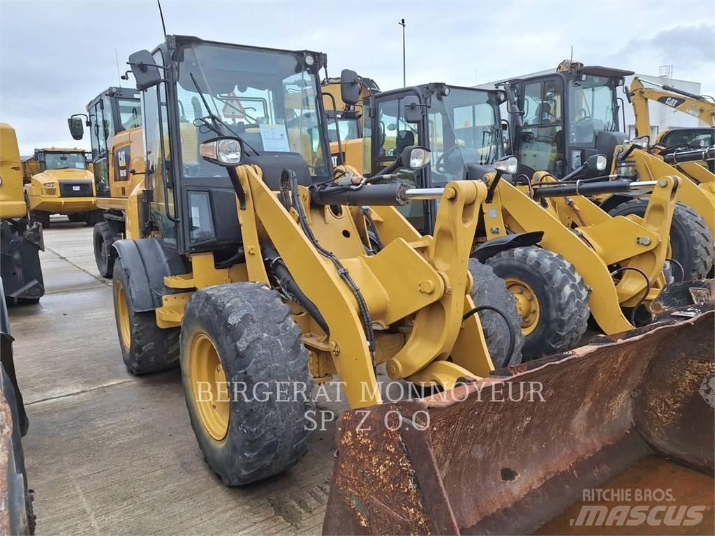 CAT 908M Gumikerekes homlokrakodók