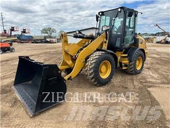 CAT 908M Gumikerekes homlokrakodók