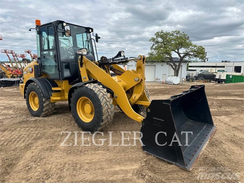 CAT 908M Gumikerekes homlokrakodók
