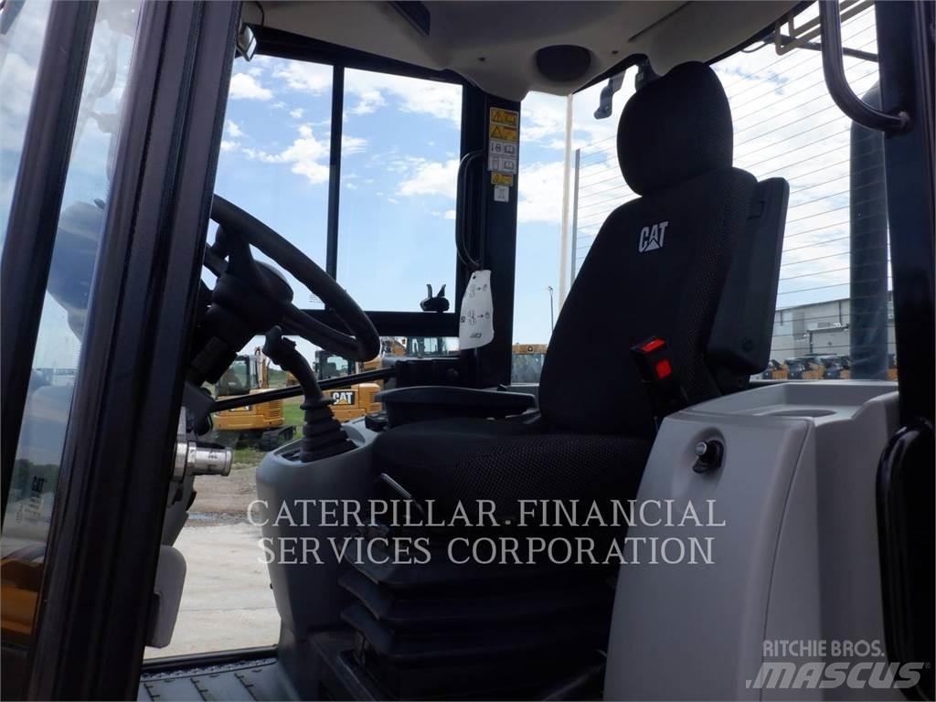 CAT 908M Gumikerekes homlokrakodók