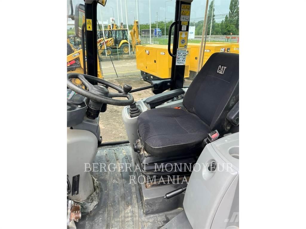 CAT 908M Gumikerekes homlokrakodók