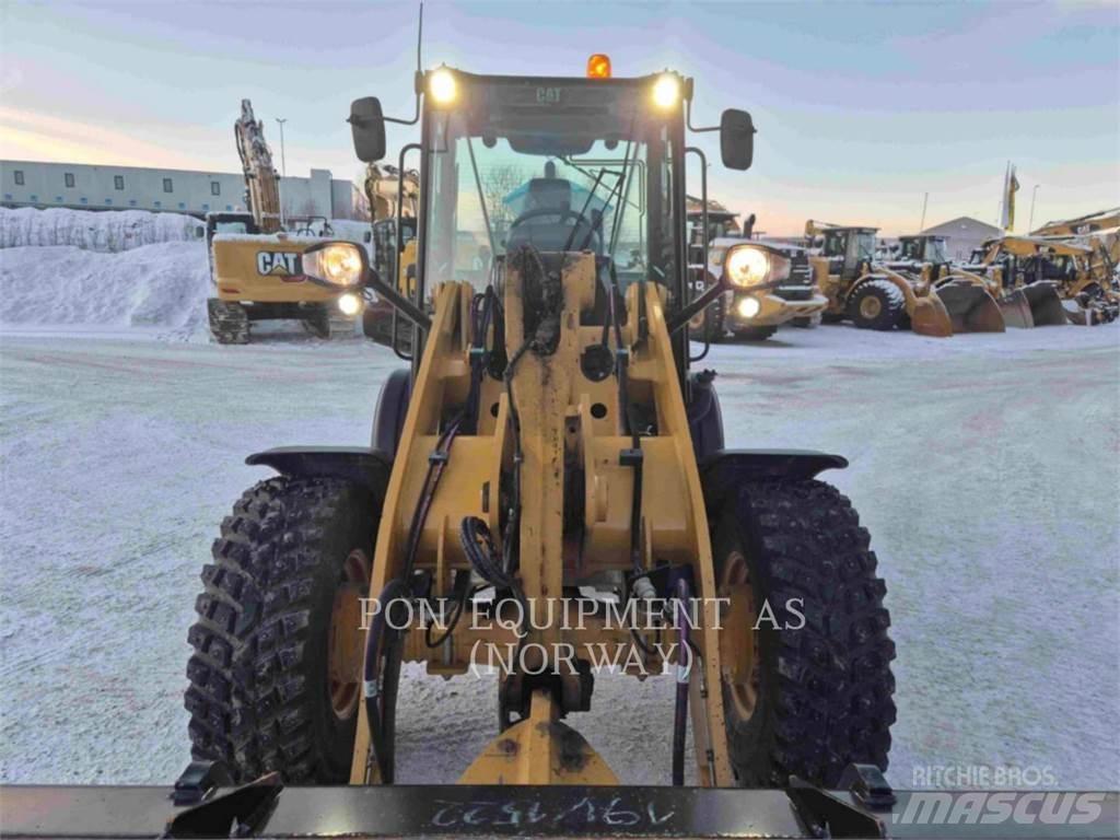 CAT 908M Gumikerekes homlokrakodók