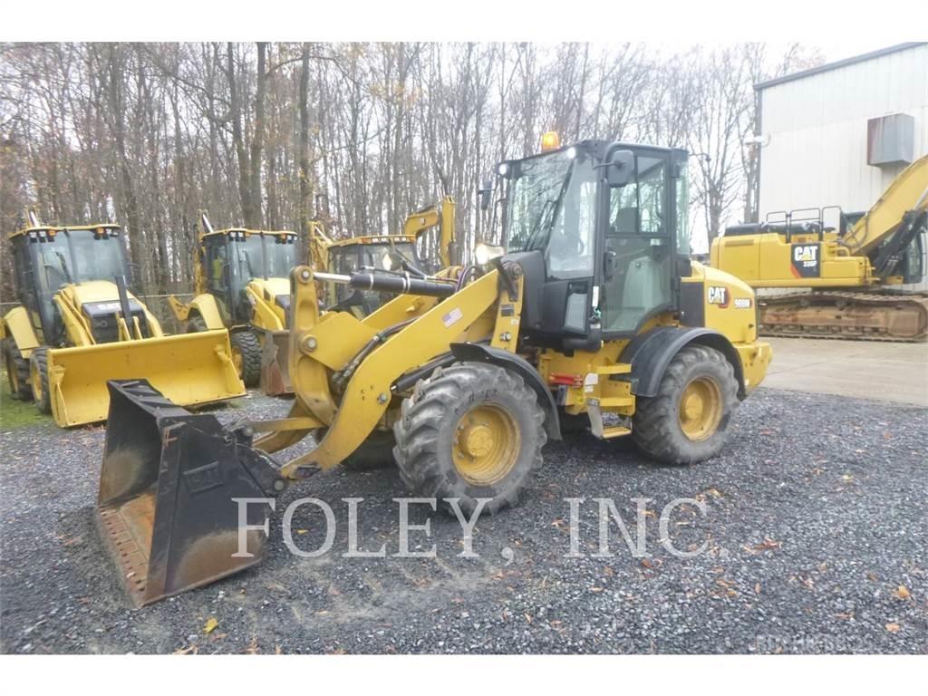 CAT 908M Gumikerekes homlokrakodók