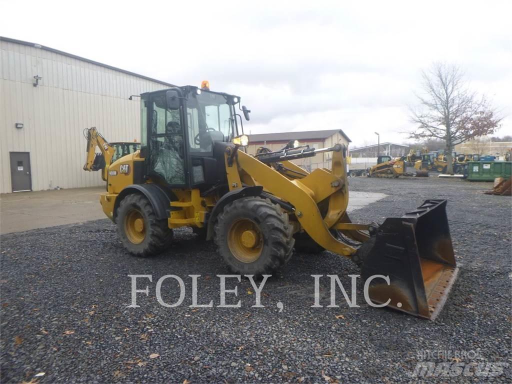CAT 908M Gumikerekes homlokrakodók