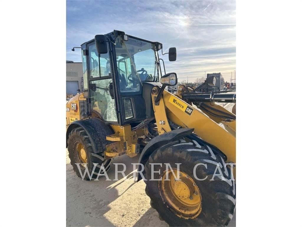 CAT 908M Gumikerekes homlokrakodók