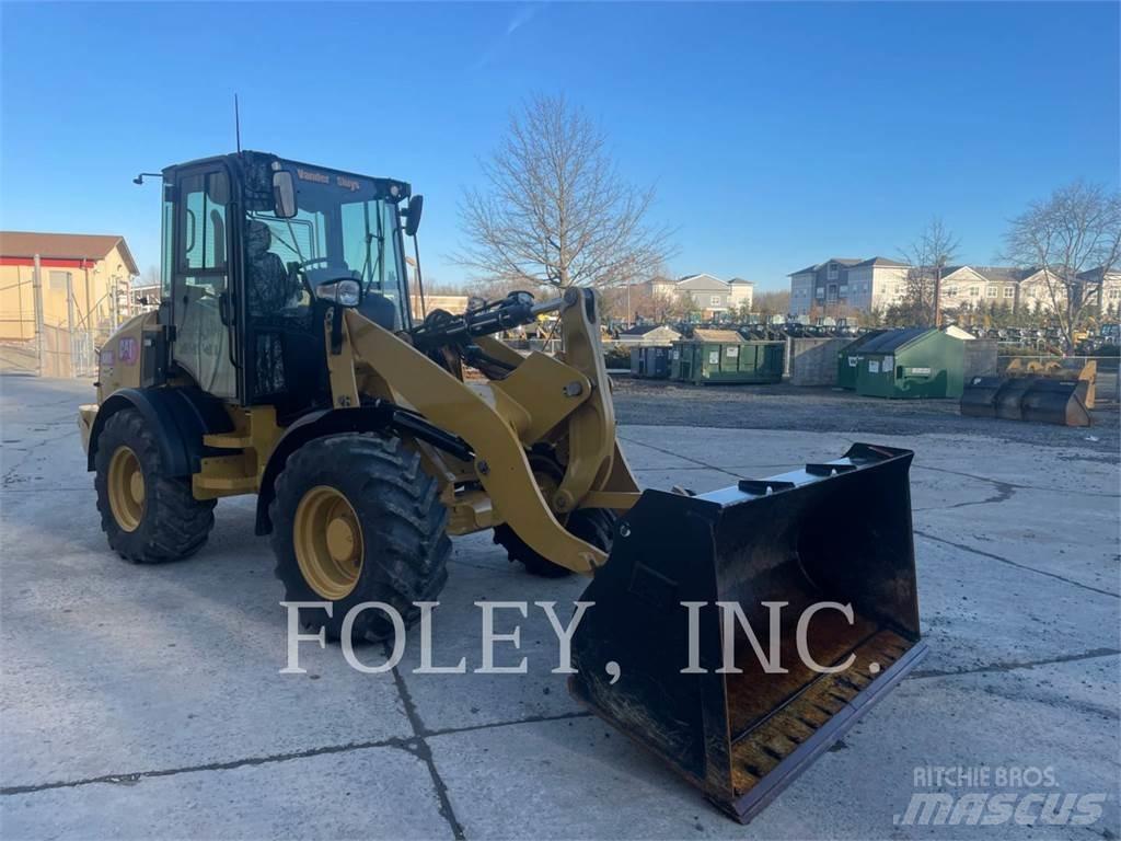 CAT 908M Gumikerekes homlokrakodók